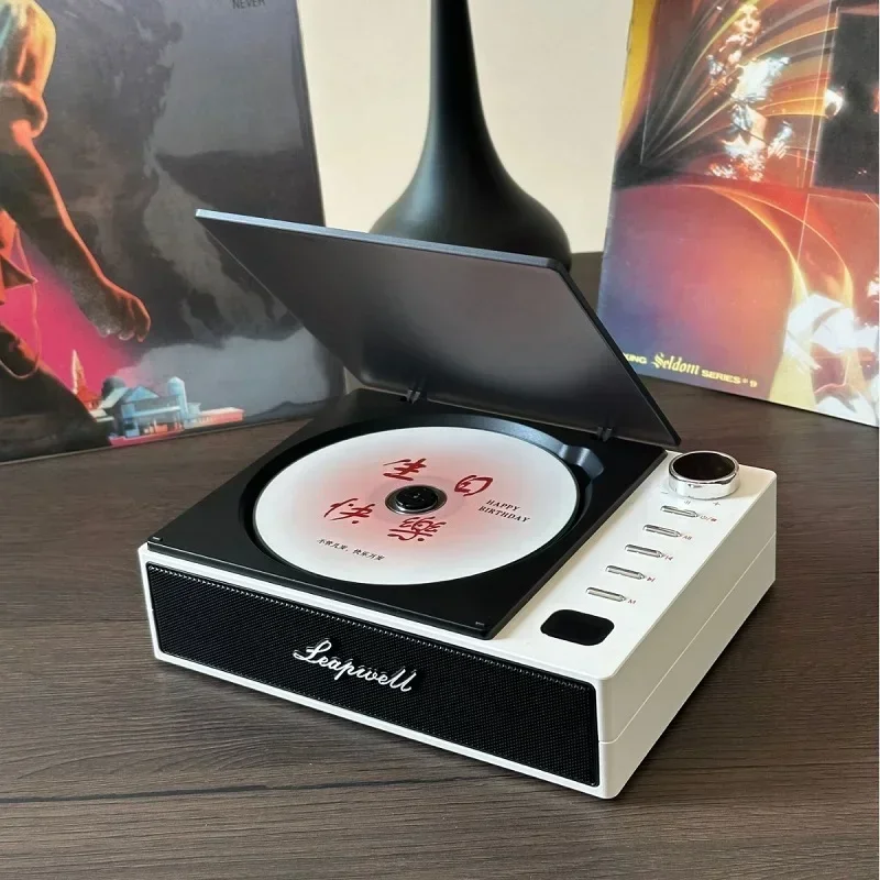 Chaîne stéréo moderne compacte avec lecteur CD et tourne-disque